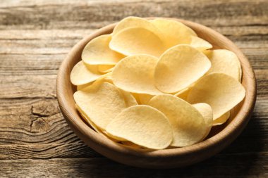 Tahta masada patates cipsi, yakın plan.