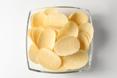 Beyaz arka planda lezzetli patates cipsi, üst manzara.