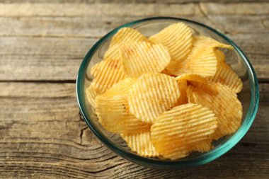 Tahta masada patates cipsi, yakın plan.