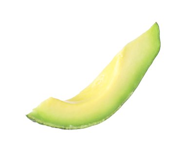 Olgun avokado dilimi beyaz havada izole edilmiş.