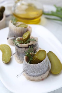 Lezzetli ringa dürümleri, turşu ve dereotlu, yakın plan.