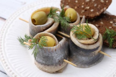 Zeytinli, dereotlu ve ekmekli lezzetli ringa balıkları, yakın plan.