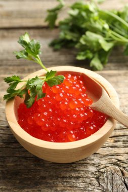 Tahta masada kırmızı havyar ve maydanoz, yakın plan.