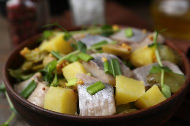 Tahta masada ringa balıklı leziz salata, yakın plan.