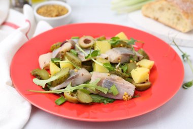 Beyaz fayanslı ringa balıklı nefis salata, yakın plan.