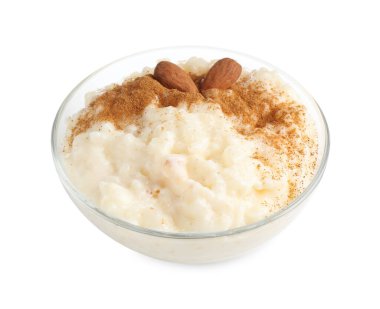 Tarçınlı leziz pirinç pudingi ve beyaz tencereye izole edilmiş badem.