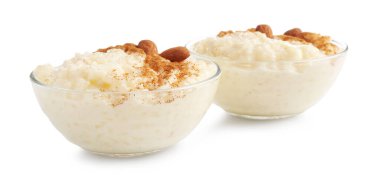 Tarçınlı leziz pirinç pudingi ve beyaz tencerelere saklanmış badem.