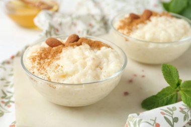 Tarçınlı sütlaç, badem ve nane şekeri, yakın plan.