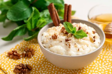 Cevizli, tarçınlı, naneli ve ballı lezzetli sütlaç.