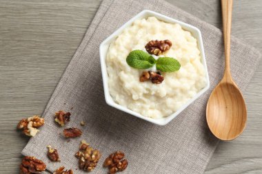 Cevizli, nane ve kaşıklı lezzetli sütlaç ahşap masada, düz yatıyordu.