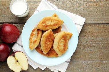 Tahta masada elma ve sütle nefis kızarmış pirinçler (doldurulmuş turtalar).