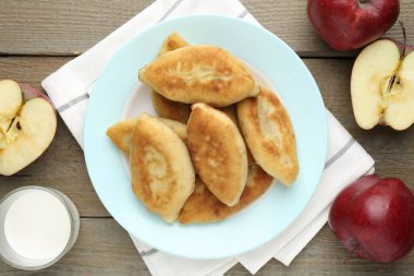 Tahta masada elma ve sütle nefis kızarmış pirinçler (doldurulmuş turtalar).