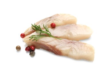 Karabiber ve dereotlu lezzetli ringa balıkları beyaz üzerinde izole edilmiş.