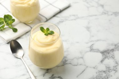 Beyaz mermer masada naneli vanilyalı puding. Metin için boşluk