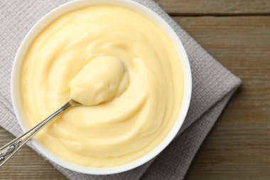 Tahta masada servis edilen lezzetli vanilyalı puding.