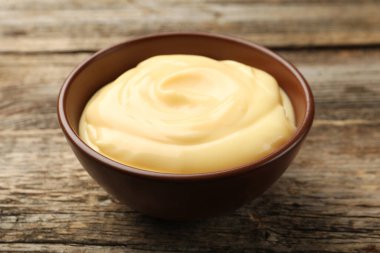 Tahta masada lezzetli vanilyalı puding, yakın plan.