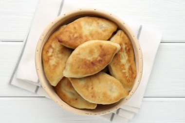 Lezzetli kızarmış pirizky (doldurulmuş turtalar) beyaz ahşap masa, üst görünüm