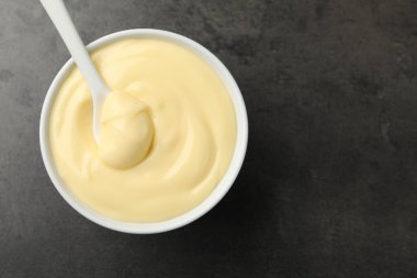 Siyah masadaki kaşıklı vanilyalı puding, en iyi manzara. Metin için boşluk