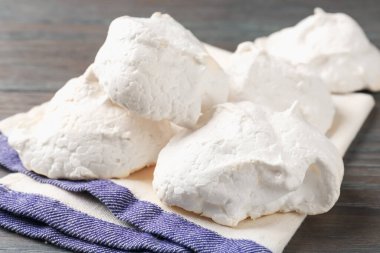 Ahşap masada nefis ev yapımı kurabiyeler, yakın plan.