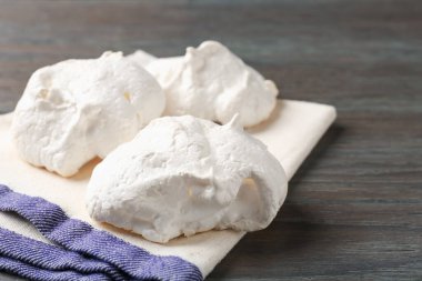 Ahşap masada nefis ev yapımı kurabiyeler, yakın plan.