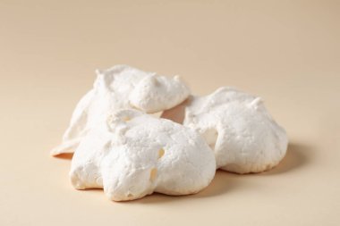 Bej arka planda nefis ev yapımı kurabiyeler, yakın plan.