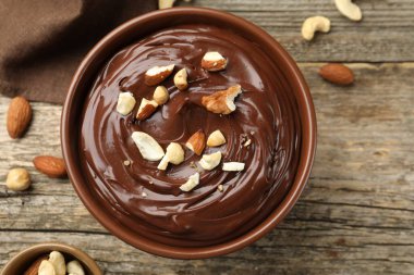 Tahta masada fındıklı çikolatalı puding.