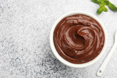 Kasede çikolatalı puding ve açık gri desenli masada nane şekeri. Metin için boşluk