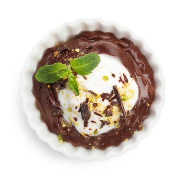 Lezzetli çikolatalı puding, krem şanti kasede, beyaz, üst manzara izole.