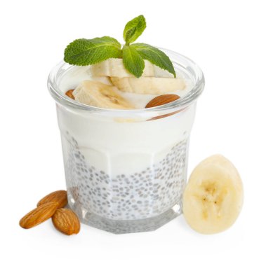 Chia tohumlu lezzetli tatlı, yoğurt, muz, badem ve beyaz arka planda nane şekeri. Süper yemek.