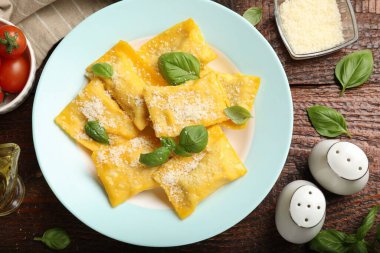 Tahta masada servis edilen peynirli ve fesleğenli lezzetli ravioli.