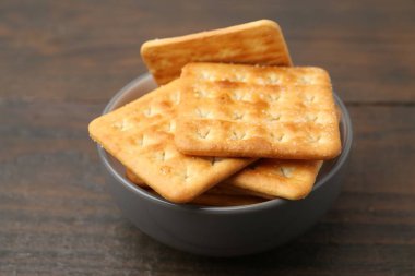 Ahşap masada lezzetli tuzlu krakerler, yakın plan.