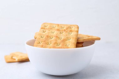 Beyaz masada lezzetli tuzlu krakerler, yakın plan.