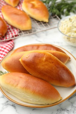 Beyaz mermer masada lezzetli pişmiş köfteler.