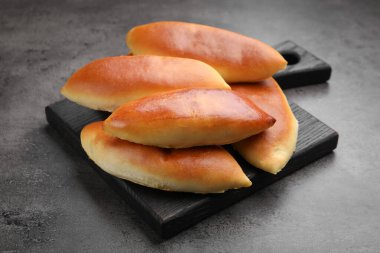 Gri desenli masada lezzetli pişmiş köfteler, yakın plan.