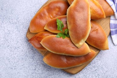 Gri desenli masada lezzetli fırınlanmış köfteler, üst manzara.