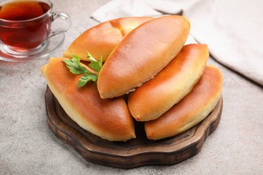 Gri desenli masada lezzetli pişmiş köfteler, yakın plan.