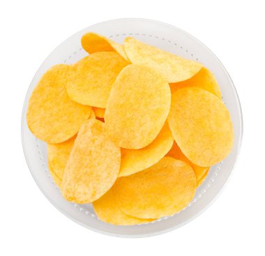 Tabaktaki lezzetli cipsler beyaza izole edilmiş, üst manzara