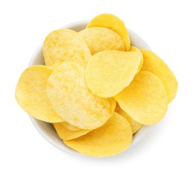 Beyaz tencereye izole edilmiş patates cipsi.