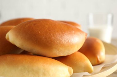 Bir sürü lezzetli köfte var masada, yakın plan.