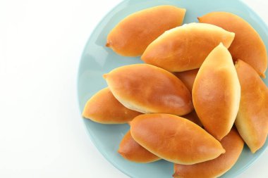 Beyaz arkaplanda çok lezzetli fırınlanmış köfteler, üst manzara