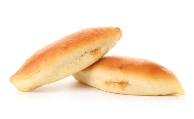 Beyaz üzerine izole edilmiş iki lezzetli fırında köfte.