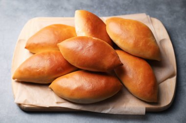 Açık gri masada lezzetli fırınlanmış köfteler, yukarıda.