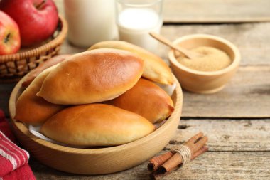 Lezzetli hamur köfteleri ve malzemeler ahşap masada, yakın plan.