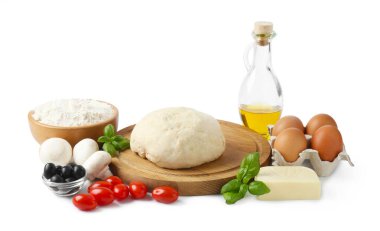 Pizza yapıyorum. Farklı malzemeler beyaza izole edilmiş.