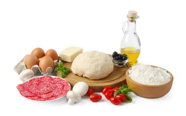 Pizza yapıyorum. Farklı malzemeler beyaza izole edilmiş.