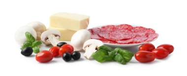 Pizza yapıyorum. Farklı malzemeler beyaza izole edilmiş.