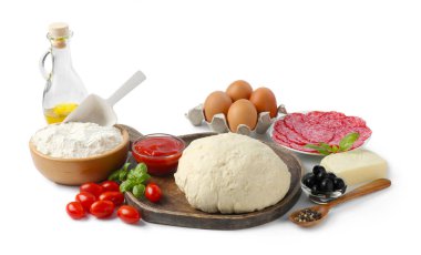 Pizza yapıyorum. Farklı malzemeler beyaza izole edilmiş.