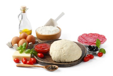 Pizza yapıyorum. Farklı malzemeler beyaza izole edilmiş.