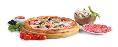 Lezzetli pizza ve malzemeler üzerinde beyaz izole