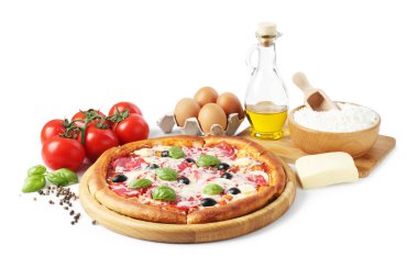 Lezzetli pizza ve malzemeler üzerinde beyaz izole